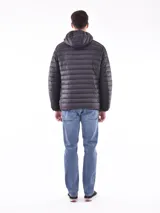 Campera puffer negra con capucha y cierre frontal.