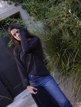 Remera de manga larga en color blanco, con cuello redondo y corte clásico. Presenta un diseño minimalista con un pequeño logo bordado en el pecho.