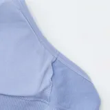 Pack de dos tops tipo bralette de tejido acanalado, uno en color blanco y otro en color azul. Presentan escote redondo, tirantes finos ajustables y diseño sin costuras.
