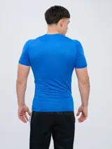 Remera térmica deportiva de manga corta de la marca Umbro, en color rojo, con cuello redondo y ajuste ceñido al cuerpo.