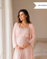 Camisón maternal rosado con breteles ajustables, diseño tipo solera apto para embarazo y lactancia, confeccionado en algodón y fibras de bambú con spandex, con detalles de puntilla elastizada en el escote.