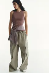 Musculosa en punto acanalado de algodón con cuello redondo y diseño ajustado.