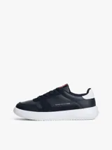 Zapatillas bajas Tommy Hilfiger de cuero napa color azul marino, con paneles texturizados, suela de EVA blanca dentada y detalles de la marca en el lateral y la lengüeta.