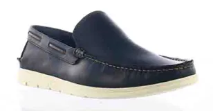 Zapatos tipo mocasín de cuero color azul marino, con costuras reforzadas y suela de goma blanca de estilo deportivo.
