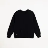 Buzo negro de corte holgado con cuello redondo, confeccionado en frisa invisible premium. Presenta detalles de vivos en color blanco en los laterales y en la espalda, y cuenta con una etiqueta decorativa en el frente.