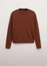 Jersey de lana color marrón tostado, con mangas largas y cuello alto con solapas de camisa superpuestas en tono oscuro.