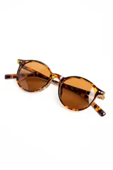 Lentes de sol polarizados con armazón carey de diseño redondo y lentes marrones.