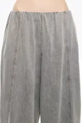 Pantalón jean ancho gris, de tiro bajo, confeccionado en mezcla de lyocell y algodón, con bolsillos delanteros y pespuntes decorativos.