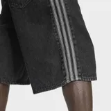 Short de jean negro con corte holgado, diseño de cinco bolsillos y las icónicas tres bandas de Adidas en los laterales. Presenta el logo del trébol bordado en la parte inferior.