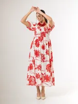 Vestido largo azul marino con estampado floral blanco, escote cuadrado con nido de abeja en el pecho y mangas abullonadas cortas.