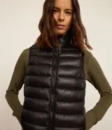 Chaleco puffer deportivo negro, ultraligero, con cuello alto y cierre frontal con cremallera. Incluye bolsita para guardarlo.