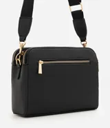 Cartera bandolera Satinato de formato rectangular compacto y textura estructurada, color negro con herrajes dorados. Cuenta con doble compartimento superior con cierre, correa ancha regulable y placa metálica frontal con el logo de la marca.