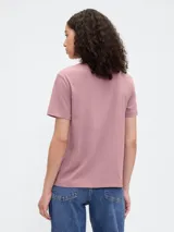 Remera azul de manga corta con cuello redondo y un pequeño oso bordado en el pecho.