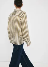 Camisa de lyocell semitransparente con estampado de rayas en tonos verde militar y blanco, cuello camisero, manga larga con puños abotonados y cierre frontal de botones.
