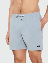 Short de baño Boss color celeste con cintura elástica ajustable mediante cordón, bolsillos laterales y etiqueta con logo de la marca en la parte inferior.