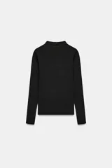 Camiseta de manga larga con cuello subido, de corte regular y largo estándar.