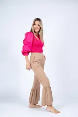 Pantalón color beige de corte recto con volados en el ruedo.