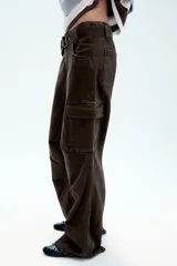 Pantalón cargo de tiro medio confeccionado en denim negro con efecto lavado. Presenta bolsillos laterales con solapa, bolsillos delanteros y traseros, corte recto y cinturón del mismo tejido incluido con hebilla metálica.