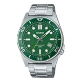 Reloj Casio de estilo deportivo con caja redonda de acero inoxidable y malla de eslabones plateada. Presenta una esfera verde con textura estriada, índices y manecillas luminiscentes, bisel giratorio unidireccional y ventana de calendario a las 4.