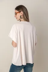 Remera azul marino con escote en V y mangas cortas.