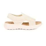 Sandalia casual Korium Confort Nova color beige, con capellada tejida y plataforma.