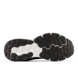 Championes de running New Balance modelo 520 v8, color negro con entresuela blanca y logo lateral en tono rosado. Confeccionados en malla transpirable sin costuras para mayor comodidad.