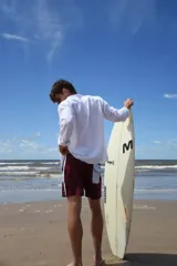 Short de baño color bordó con cintura elastizada y cordón ajustable.