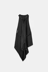 Top de cuello halter confeccionado en tela satinada, con diseño de espalda descubierta y bajo asimétrico.