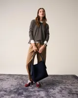 Pantalón de vestir color marrón claro, de tiro medio/alto y largo hasta los tobillos. Silueta baggy con cintura prearmada, cartera con cierre y botón, bolsillos laterales funcionales y doble pinza en cada pierna.