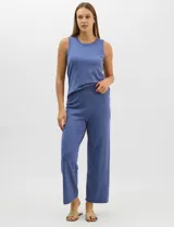 Pantalón tejido de corte recto y holgado, con cintura ancha elastizada.