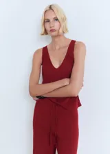 Pantalón de tejido de punto fino, de corte recto y diseño largo, con cintura elástica y cordón ajustable.