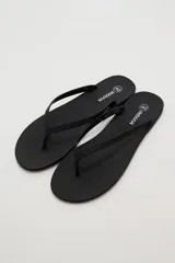 Chancletas negras de diseño clásico y minimalista, con tiras finas de dedo.