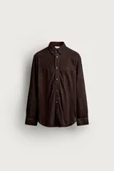 Camisa regular fit de cuero con acabado de ante, color marrón, con cuello solapa abotonada y manga larga.