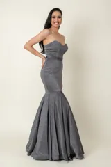 Vestido largo de fiesta color peltre con lurex, corte sirena y escote strapless.