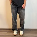 Pantalón de jean corte baggy, color negro, con diseño holgado y tiro medio.
