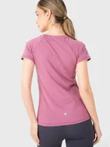 Remera deportiva de poliéster y spandex color rosa viejo, de manga corta y cuello redondo. Presenta logo estampado en el pecho.