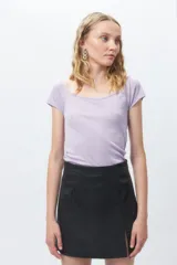 Top color beige de manga corta con escote amplio.