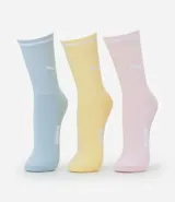 Pack de tres pares de medias deportivas Puma de caña larga, confeccionadas en algodón. Los colores son celeste, amarillo y rosado pálido, cada par con un logo Puma en el lateral y una franja más clara en el borde superior.