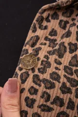 Sobrecamisa tipo shacket de pana con estampado animal print de leopardo, corte oversize y diseño relajado con cierre frontal de botones.