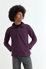 Buzo de polar color bordó, con cuello alto y cierre frontal parcial, de manga larga y diseño funcional con bolsillos laterales.