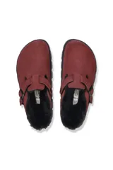 Zueco Boston Chunky Shearling, color borgoña, con hebilla ajustable, plantilla anatómica de corcho-látex y forro de piel de cordero.