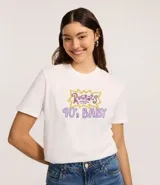 Remera blanca de manga corta y cuello redondo con un estampado frontal que dice "Rugrats 90's BABY" en colores violeta, amarillo y naranja.
