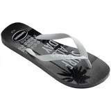 Sandalias Havaianas Top Athletic para hombre, en color gris y negro, con tiras blancas de diseño texturizado. La plantilla cuenta con un estampado gráfico que incluye la leyenda 'Surf All Day', siluetas de una palmera y una persona haciendo surf, y motivos de olas.