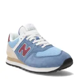 Championes urbanos New Balance modelo 574, con diseño en tonos azules, beige y detalles en bordó. Confeccionados en una combinación de gamuza y malla, cuentan con el logo 'N' en los laterales y entresuela con tecnología ENCAP para mayor amortiguación.