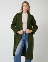 Tapado largo de lana Michael Kors, de corte recto y silueta estructurada. Presenta cuello con solapas amplias, cierre frontal con botones y bolsillos laterales con tapa. Incluye forro interno a tono.