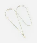 Collar doble dorado, con una cadena de eslabones y otra con dije de cruz.