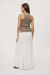 Musculosa de algodón con elastano, de textura acanalada y calce al cuerpo, color marrón topo con cuello redondo y sisas amplias.