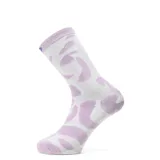 Medias de caña alta Converse, color blanco con estampado de manchas color lila.