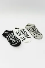 Pack de tres pares de medias tobilleras con estampado animal print tipo cebra, en combinaciones de negro, blanco y gris.