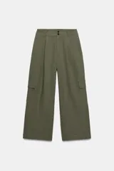 Pantalón cargo de tiro bajo color verde militar, con pinzas delanteras, pernera recta, bolsillos frontales y bolsillos laterales de plastrón. Cuenta con cierre frontal de cremallera y botones.